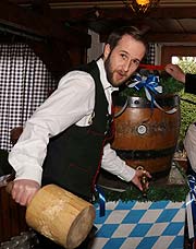 am 28.02.2020 durch Wirt Michael Achhammer mit 2 Schlägen @ Forschungsbrauerei und Bräustüberl in Perlach (©Foto: Martin Schmitz)
